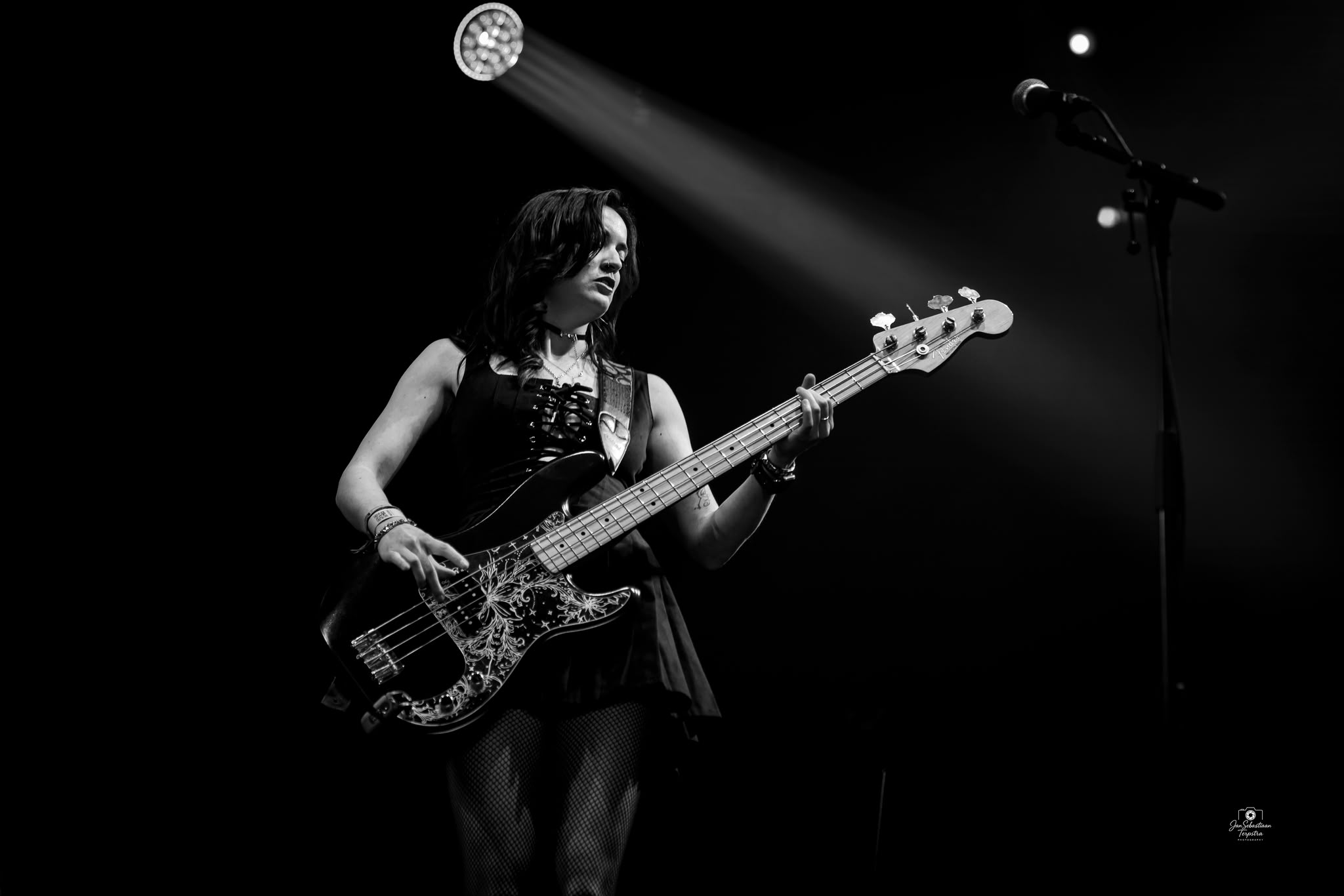 Bassist Liz Robben van Delirium 05 tijdens een krachtig optreden met de rockband